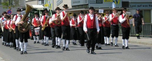 Maifeier unterm Maibaum